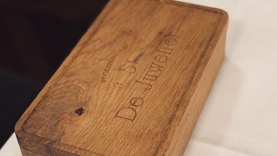 servicio de reservas en el restaurante de moda 51 De Juwelier en Ámsterdam, Países Bajos