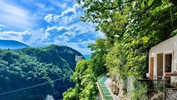 Hochgeschwindigkeitszug ab Changsha - Schluchtenwunder + Erkundung des Erdinnerens - Glasbrücke in Zhangjiajie - Huanglong-Höhle - Tiefgreifende Erkundung - Professioneller Reiseleiter - Unterhaltsame Führung - Effizientes Reisen