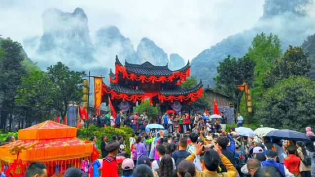 Dehang Canyon + Miao Village + Liusha Waterfall + Qingshuijiang Cruise + Biancheng Chadong 1-day Tour