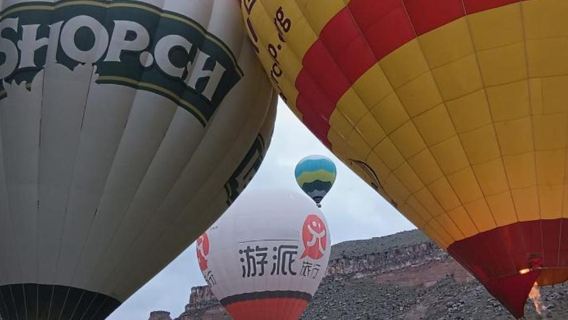 บอลลูนลมร้อนที่หุบเขาอีฮาลารา เมืองคัปปาโดเกีย ประเทศตุรกี