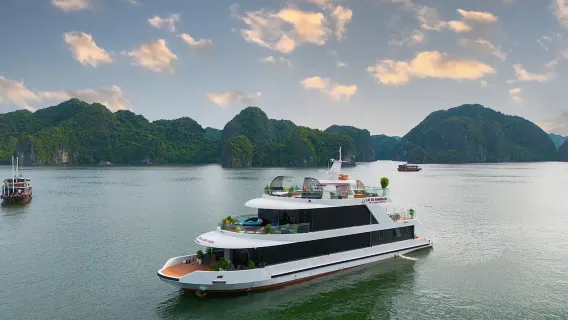 From Cat Ba Island: Luxury Lan Ha Bay Sunset Tour: Kayak, Water Slides, Jacuzzi