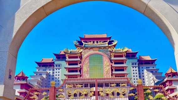 Guangxi Yulin Cross Street + Farmer Art Building (Strange Building) + Wanhua Tower 1-day tour with English service available