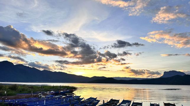 雲南麗江瀘沽湖官地花海碼頭遊船/豬槽船包船觀光（瀘沽湖尋跡/夏看水性楊花日落晚霞·冬看晨霧日出戲海鷗】
