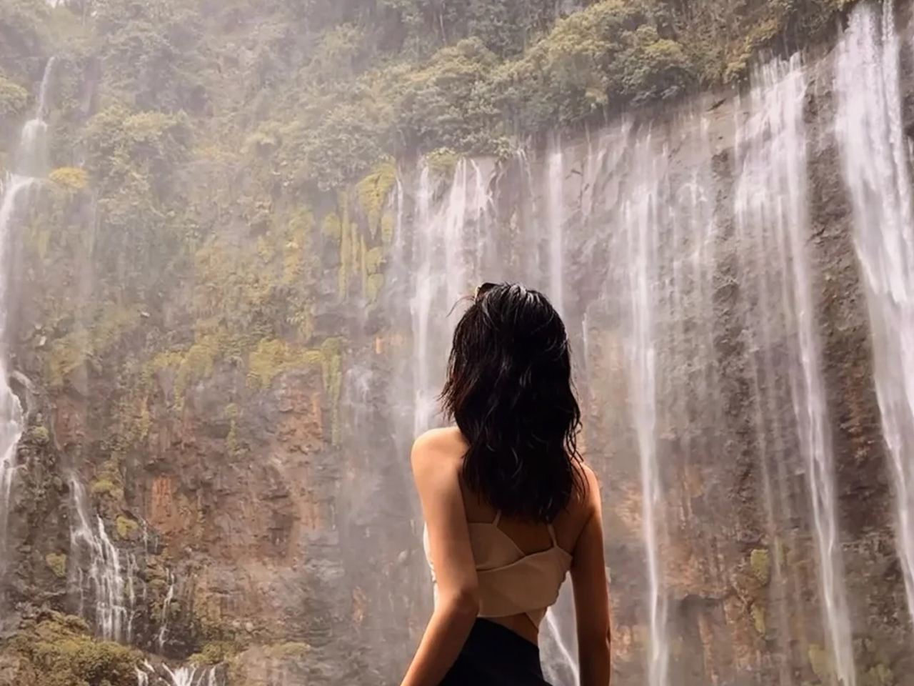 Tour di un giorno alle cascate Sewu a Surabaya con opzione andata e ritorno da Surabaya, tour di gruppo o auto privata