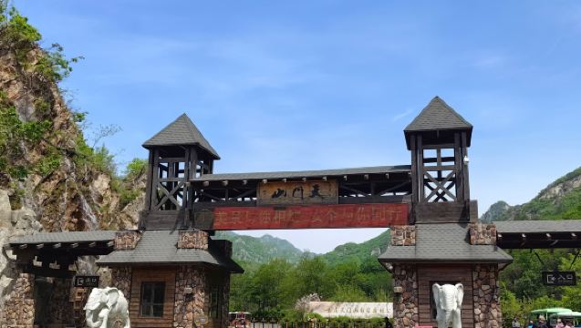 Berjalan-jalan di hutan Gunung Tianmen, nikmati jamuan istimewa barbeku daging babi.
