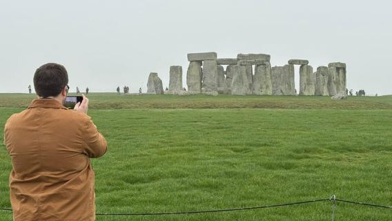 From London: Stonehenge and Windsor Castle Guided Day Trip