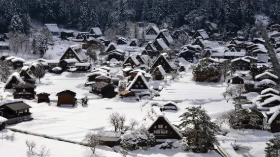Desde Kanazawa, Japón: Excursión en autobús a las Aldeas históricas de Shirakawa-go y Gokayama (Patrimonio Mundial) + Experiencia de artesanía japonesa + acompañado por guía