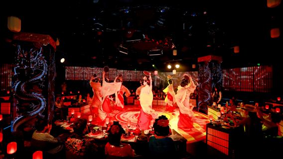 Chengdu Shu Palace Banquet: Enjoy food while watching performances, witness Sichuan opera face-changing, and explore an ancient Chinese market