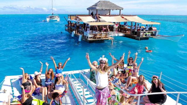 斐濟楠迪海上酒吧一日遊Cloud9含接駁贈送60FJD消費券