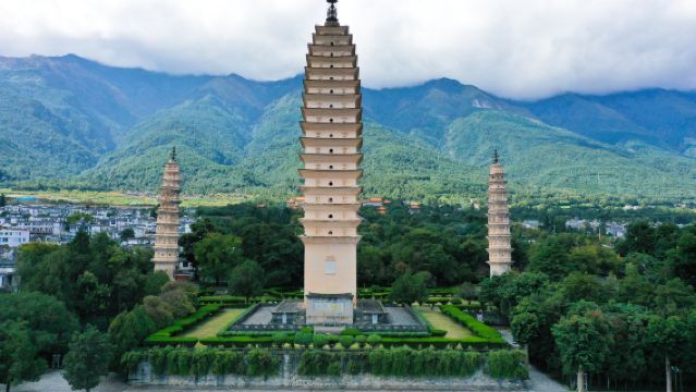 Dali Chongsheng Temple Three Pagodas + Zhoucheng Lanxu Tie-Dye Experience + Lisong Banquet Day Tour