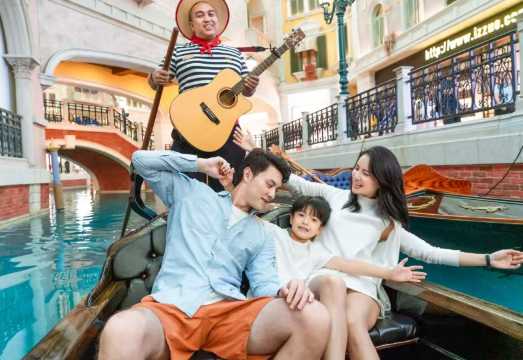 The Venetian Macao Gondola Ride Ticket Guide: Grand Canal Shoppes, Singing Gondoliers and Macau Photo Tips