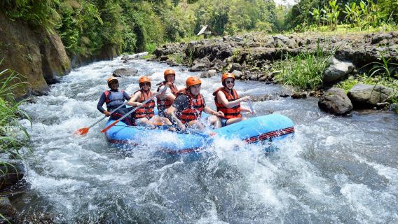 Pengembaraan Berakit di Sungai Telaga Waja Bali