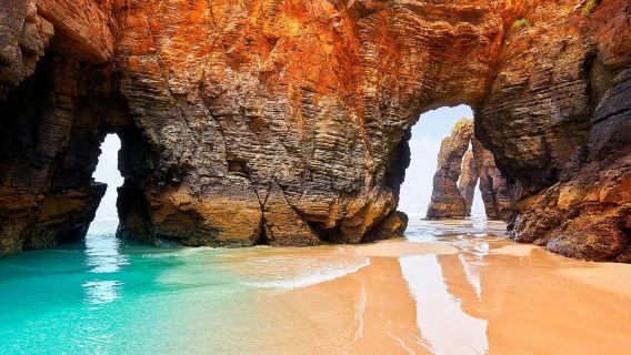Partenza da Santiago: escursione di un giorno alla Playa de las Catedrales e all'antica città di Lugo|Orari delle maree dedicati