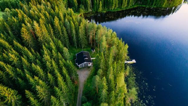 Da Rovaniemi: Galleggiamento sul lago nella foresta sotto il sole di mezzanotte