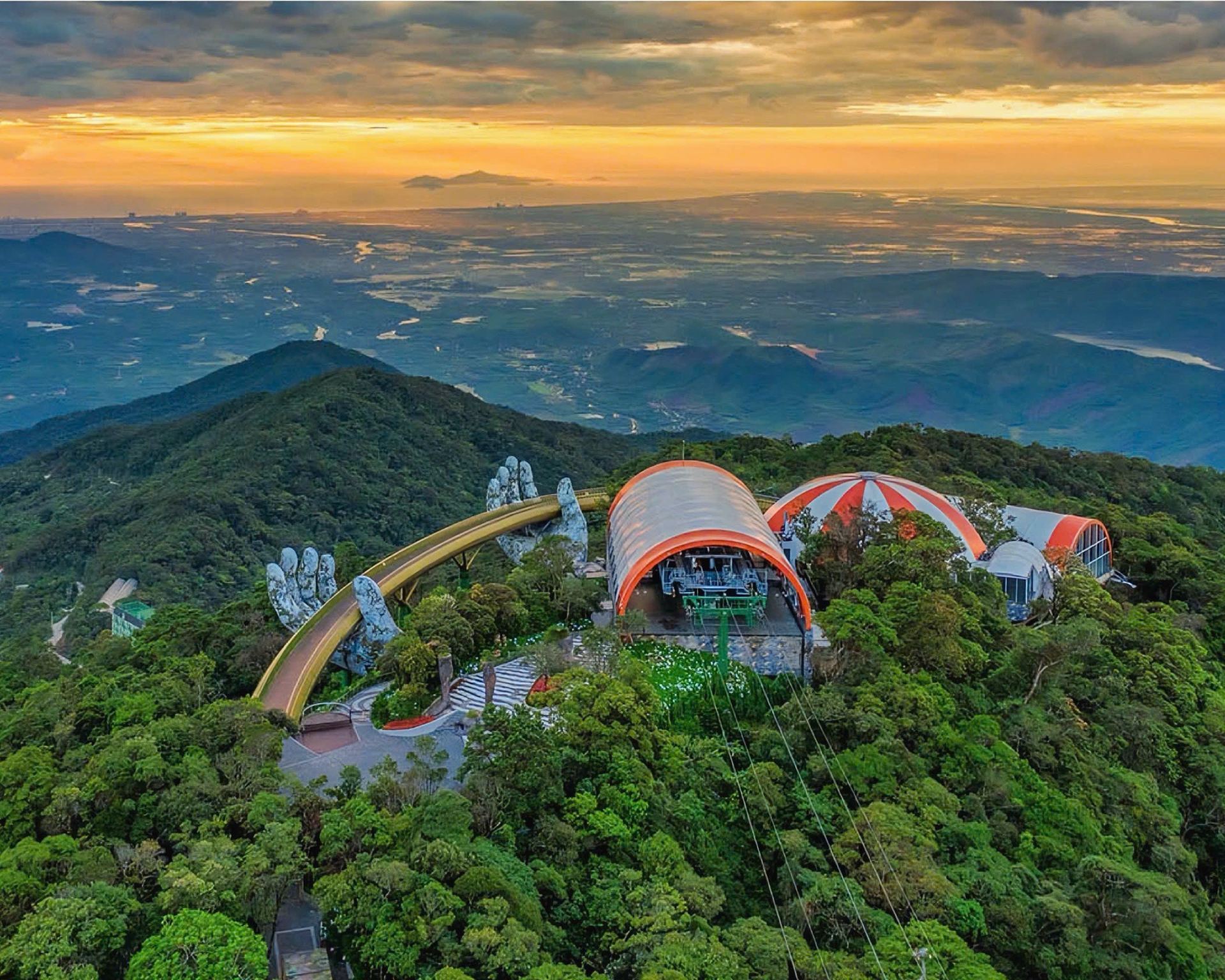 Guida parlante inglese | Tour privato di un'intera giornata a Ba Na Hills & Golden Bridge + Funivia + Pranzo opzionale + Trasferimenti dall'hotel da Da Nang