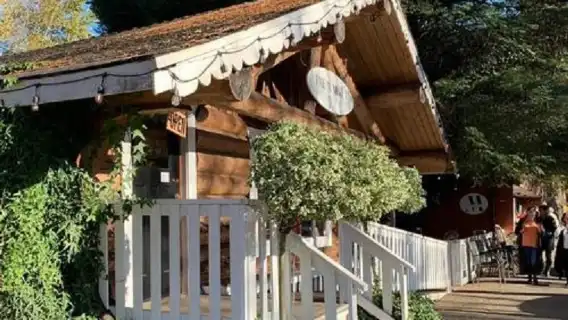 威化溪賞鮭+哈里遜溫泉村+蘭里堡：溫哥華來回一日遊/兩人成團