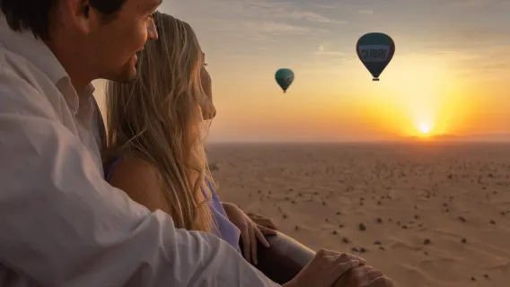 Mongolfiera a Dubai con vista sul deserto, colazione, spettacolo di falchi (dune bashing, giro in cammello facoltativo)
