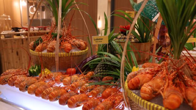 Holiday Inn & Suites – Premium 5-Sterne Hummer-Meeresfrüchte-Buffet