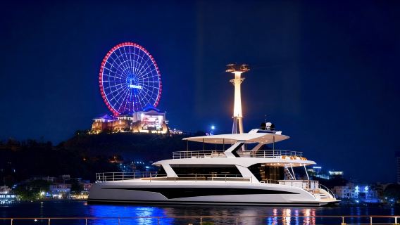Croisière touristique Azure 9 en yacht dans la baie de Hạ Long - Visite nocturne
