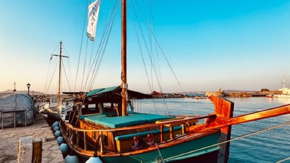 Paros: Naoussa Bay Cruise with Snacks and Snorkeling