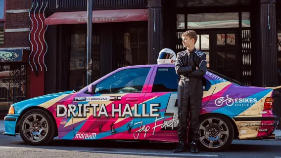 Drifta Halle Riga | Indoor BMW Drift Taxi