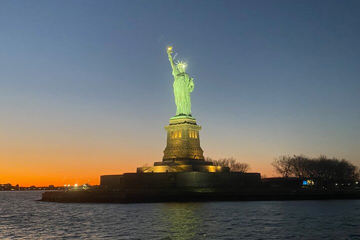 60 Min Sightseeing Cruise On A Yacht To View The Statue Of Liberty