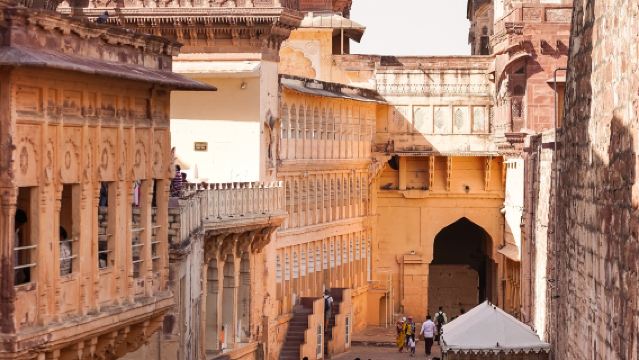 搭乘私人專車造訪焦特布爾,並享導遊服務