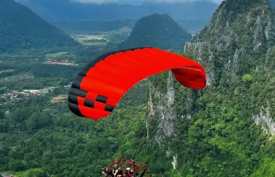 老撾印象萬榮滑翔傘&卡丁車基地滑翔傘飛行新奇體驗+萬榮市區往返接送成人