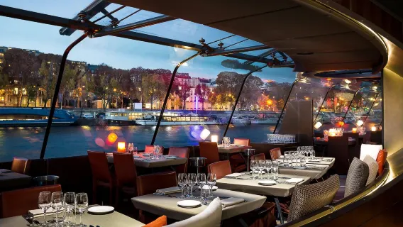Crociera panoramica in barca di vetro Bateaux Parisiens sulla Senna a Parigi: romantica esperienza culinaria francese [Pranzo o cena + crociera sulla Senna facoltativa]