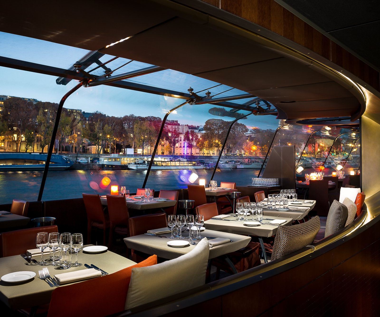 Pengalaman romantis makan Prancis di kapal pesiar kaca panorama Bateaux Parisiens di Sungai Seine Paris [Pilihan makan siang atau makan malam + pelayaran di Sungai Seine]