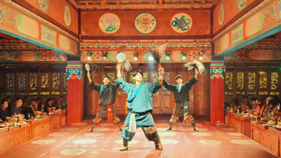 Banchetto del Tusi Kangzan a Shangri-La, Yunnan (assapora un banchetto tibetano + esplora la cultura del Tusi + ammira danze e canti delle nevi + gusta l'ottimo vino d'orzo + unisce sapori e cultura)