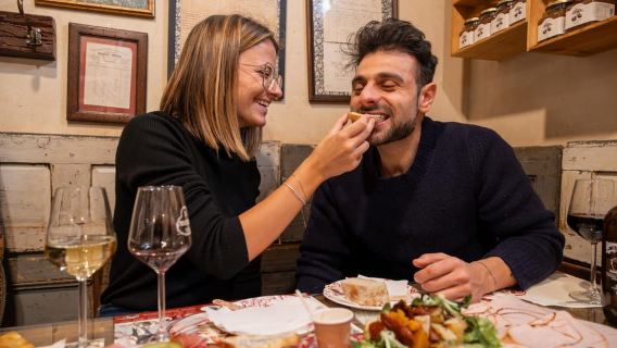 Torino: tour con aperitivo e cibo di strada con una persona del posto