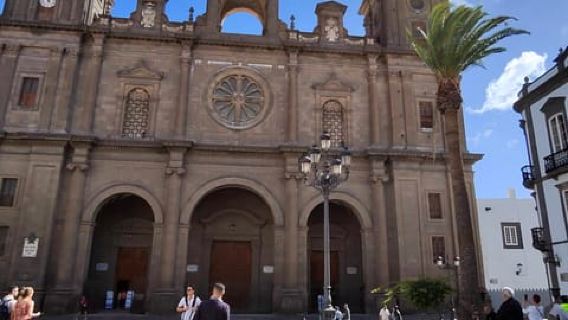 City Treasures Unveiled: 3.5-Hour Las Palmas Cab & Walking