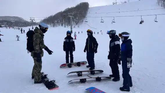 สกีรีสอร์ทเทอินุ|เรียนแบบกลุ่มเล็ก 1V9 · รวมบริการรับส่งจากโรงแรมไปกลับ · การสอนสองภาษา (จีน-อังกฤษ)