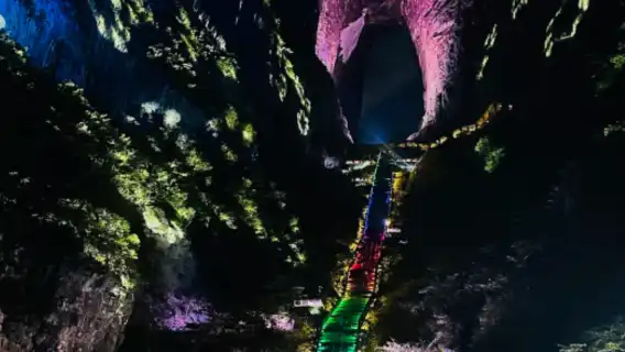 장자제 톈먼산 야간 라이트 쇼와 72기루 투어 (가이드 및 전용 차량 포함)