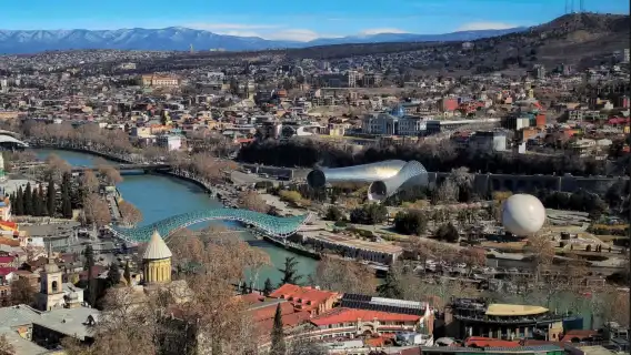 จากทบิลิซีไปยังคาซเบกิสถาน พบกับโบสถ์บนภูเขาที่ปกคลุมไปด้วยหิมะ และเช็คอินทิวทัศน์อันสวยงามเช่นเดียวกับ Lonely Planet