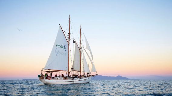 Pelayaran romantik kapal layar retro matahari terbenam di Providence V, Pantai Airlie, Australia untuk menikmati senja di Kepulauan Whitsunday
