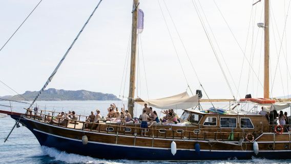 アテネリビエラ：ランチ、ドリンク付き半日クルーズ＆スイムストップ