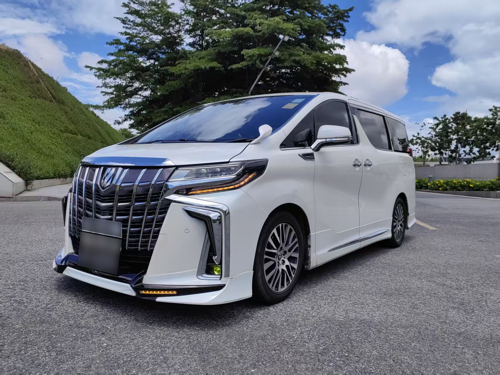 Noleggio con conducente esclusivo da Hong Kong a Shenzhen con trasferimento transfrontaliero diretto a sola andata per meno di 700 RMB. Servizio disponibile per Hong Kong, Macau, Shenzhen, Guangzhou e Dongguan, ideale per tour privati con autista, trasferimenti e accoglienza business.