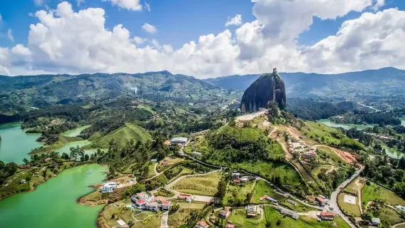 Dagsrejse fra Medellín, Colombia til Guatapé (inkluderer Peñol-klippen og morgenmad/frokost)