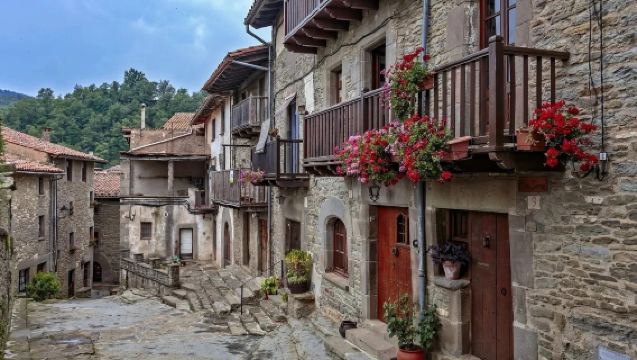 巴塞隆納來回｜塔韋爾特 + 魯皮特 + 薩烏湖懸崖古村一日遊