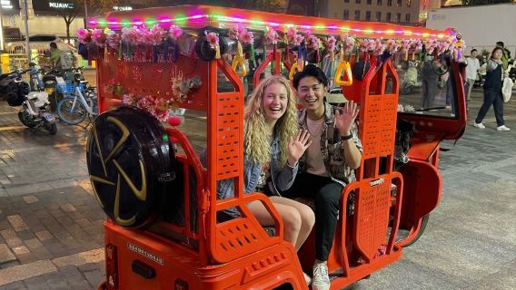 Een dagtour door Xi'an omvat de Klokkentoren en de Trommeltoren, de islamitische wijk, de binnenplaats van de familie Gao en een ritje met een tuk-tuk door de eetstraat.