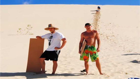 Однодневный тур на остров Мортон в Брисбене, Австралия, с англоязычным обслуживанием, сноркелинг и сап-серфинг