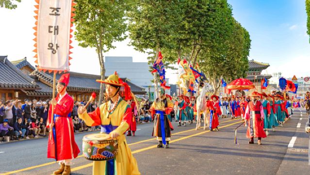 The 62nd Suwon Hwaseong Cultural Festival One Day Tour (From Seoul, King Jeongjo's Royal Parade or Night Stage Performance opt)