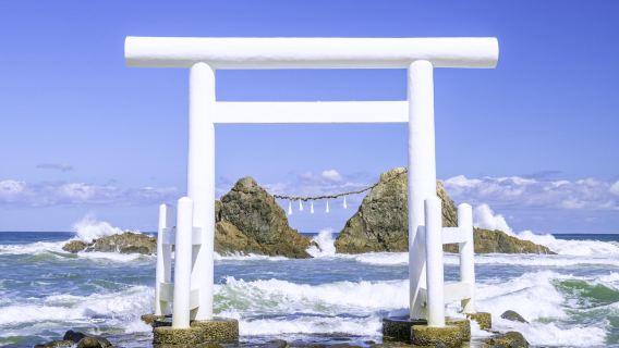 九州の糸島にある白糸の滝、芥大門公園、猪三浦元岩(夫婦岩)へのワンデーツアー。