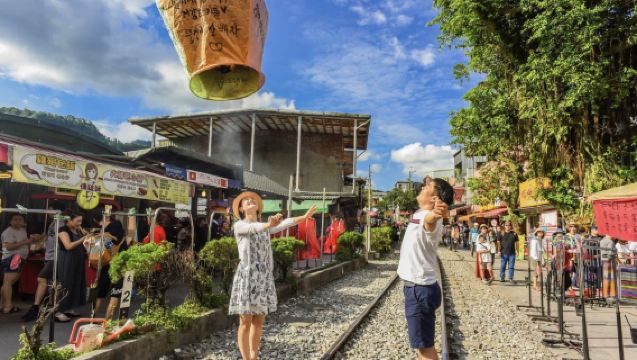 Taipei round-trip private chartered tour: Yehliu Geopark + Jiufen Old Street + Shifen Old Street | Includes sky lantern experience