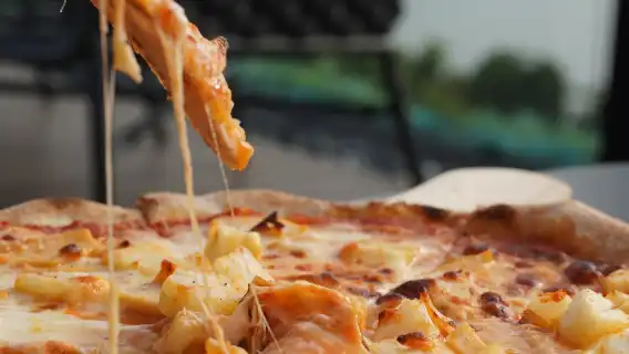 在曼谷湄南河十六百優選酒店參加披薩和凱撒沙拉烘焙烹飪課程