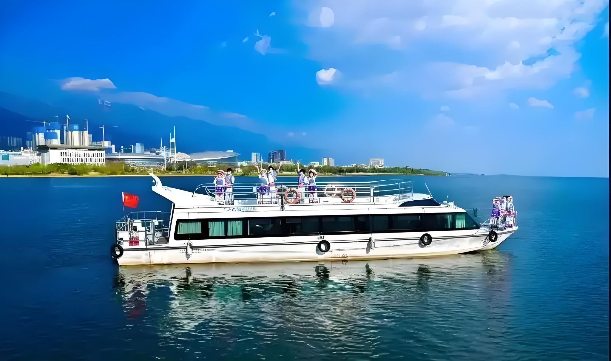 Yunnan Dali: Explore Erhai Lake, Shuanglang, and Xizhou in a group day tour – Immerse yourself in stunning scenery by boat.