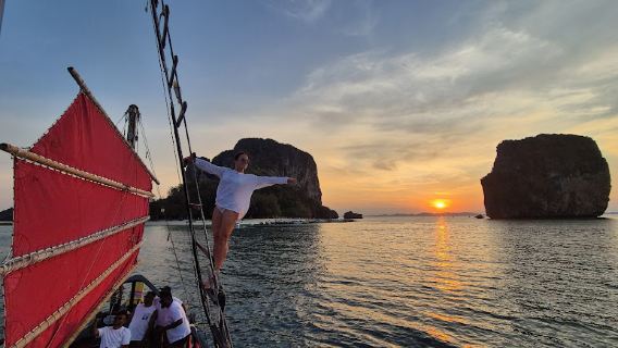 Croisière au coucher du soleil sur les îles de Krabi avec dîner et plongée en apnée