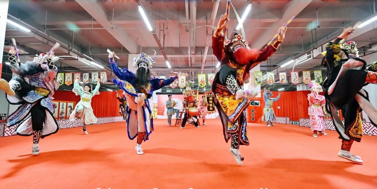 ศูนย์แสดงนิทรรศการประวัติศาสตร์และวัฒนธรรมของฉางซัน การแสดงรำวงอิงเก้อ + บริการรับส่ง [ประสบการณ์วัฒนธรรมมรดกภูมิปัญญาของซานโถว + เลือกบริการรับส่งแบบเที่ยวเดียว/ไปกลับ]